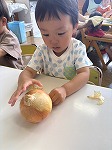玉ねぎの皮をむいている男の子