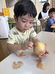 玉ねぎの皮をむいている男の子