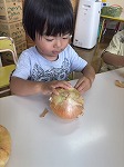 玉ねぎの皮をむいている男の子