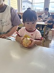 玉ねぎの皮をむいている女の子