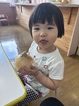 玉ねぎを持っている女の子