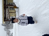 雪の上を歩く女の子