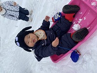 ソリに乗っている男の子