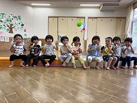 みんなでアイスを食べている