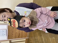 お話を聞いている子ども