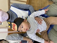 お話を聞いている子ども