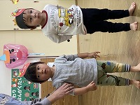 心の中にあるやっつけたい鬼さんを紹介している子ども