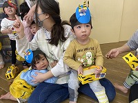 鬼を見て怖がっている子ども
