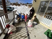 テラスで遊んでいる子どもたち