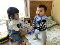 袋を引っ張り合いする子どもたち