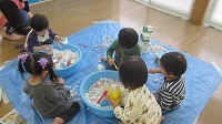 室内で雪遊び