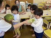 野菜を受け取る子どもたち