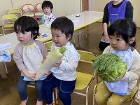 野菜を持つ子どもたち