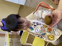 野菜を見る女の子