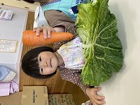 野菜を触る女の子