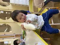 だいこんを持つこども