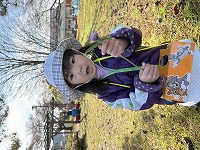 公園でお花を摘んでる子ども