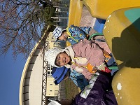 公園の船の遊具に乗って遊んでいる子ども達