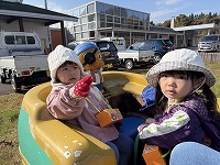 公園の船の遊具に乗って遊んでいる子ども達
