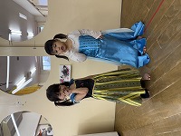 プリンセスの服を着ている子ども達