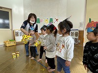 子どもの退治したい鬼を紹介する保育士