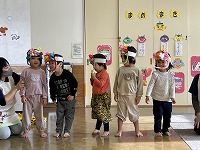 子どもの退治したい鬼を紹介する保育士