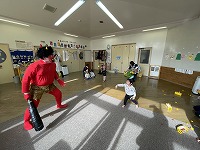 赤鬼にまめを投げる子ども