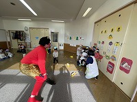 赤鬼に豆を投げる子ども