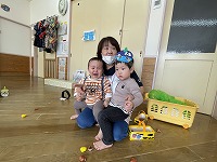 先生に抱っこされる子ども