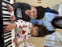 ピアノに触れて楽しんでいる子ども達
