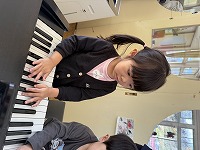 ピアノに触れて楽しんでいる子ども達