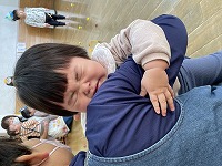 鬼が怖くて泣く子ども
