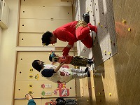 鬼と握手をする子ども