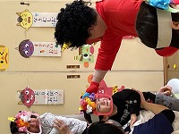 鬼に頭をなでられる子ども