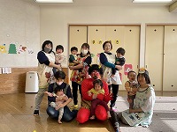 鬼と集合写真０歳児