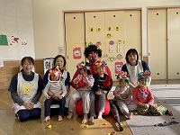 鬼と集合写真２歳児