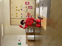 手を振る赤鬼