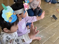 鬼に手を振り返す子どもたち