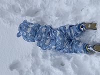 雪に寝転がっている