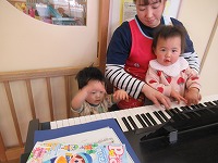 先生とピアノを弾いている