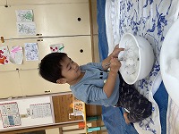 雪をかき混ぜて楽しんでいる子ども