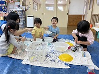 雪をかき混ぜて楽しんでいる子ども