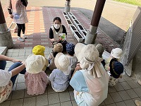 絵本を読んでいる先生と聞く子ども達