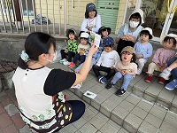 絵本を聞く子ども達
