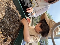 種を植えている男の子