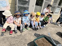 話を聞いている子ども達