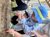種を植えている男の子