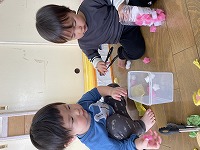 はしでつかむ練習中