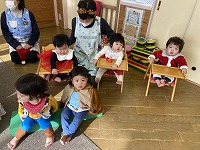 クリスマス会が始まるのを待つ子ども達