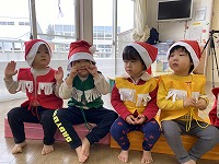 クリスマス会が始まるのを待つ子ども達